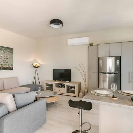 Angela Lourdas * Trapezaki (Kefalonia)