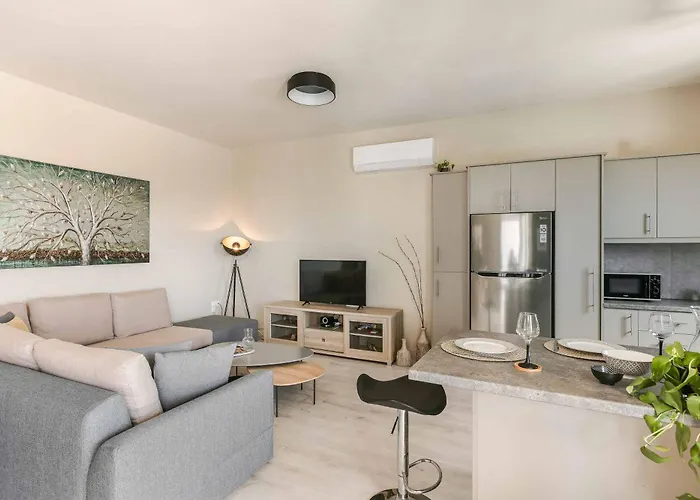 Angela Lourdas * Trapezaki (Kefalonia)