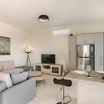Angela Lourdas * Τραπεζάκι